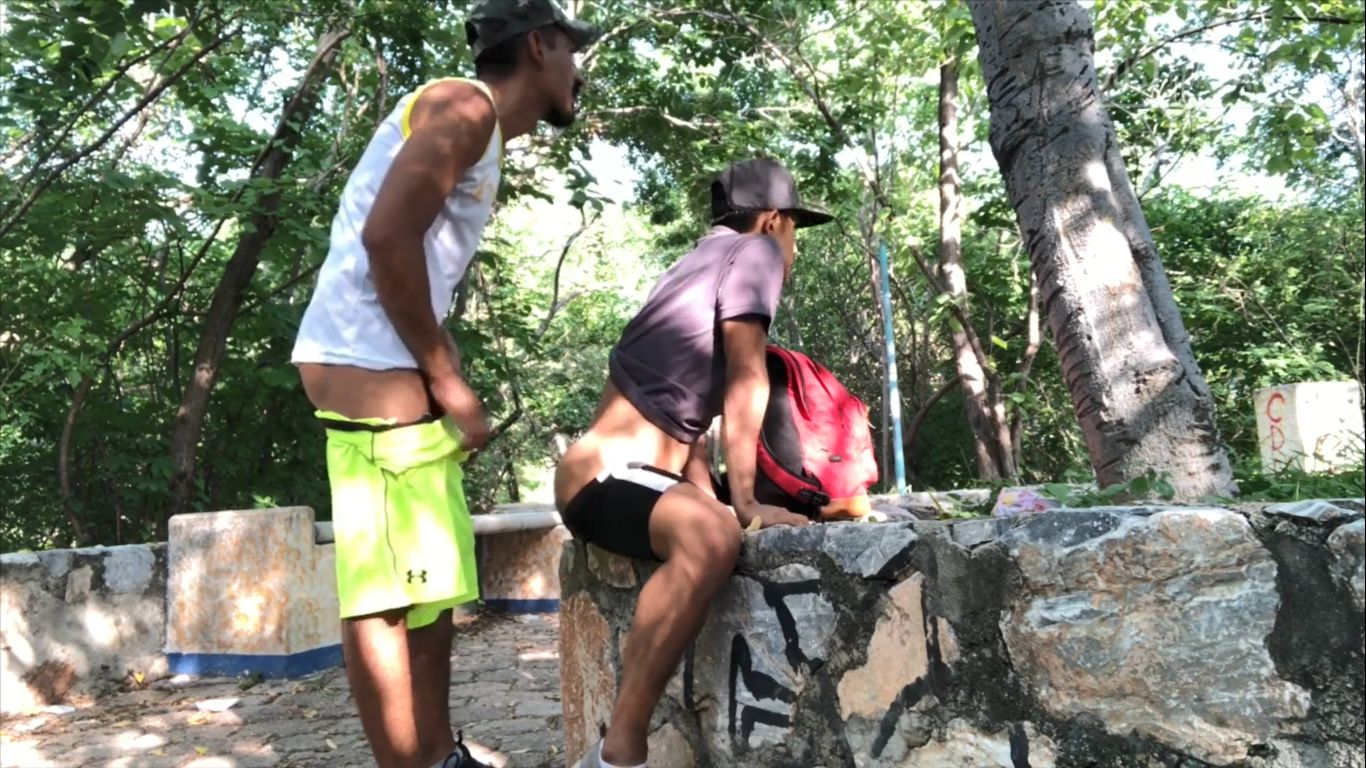 Lalo fucks a stranger in the park