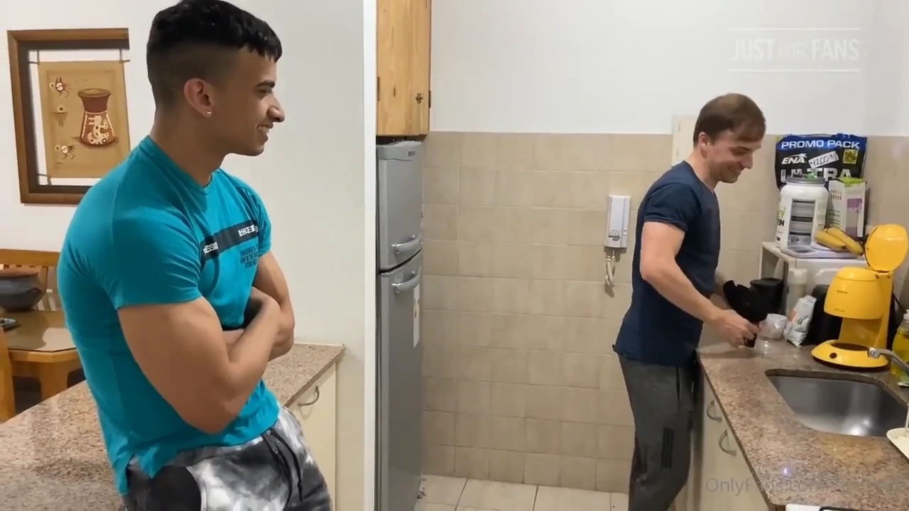 RandhyJr socando seu amigo na cozinha