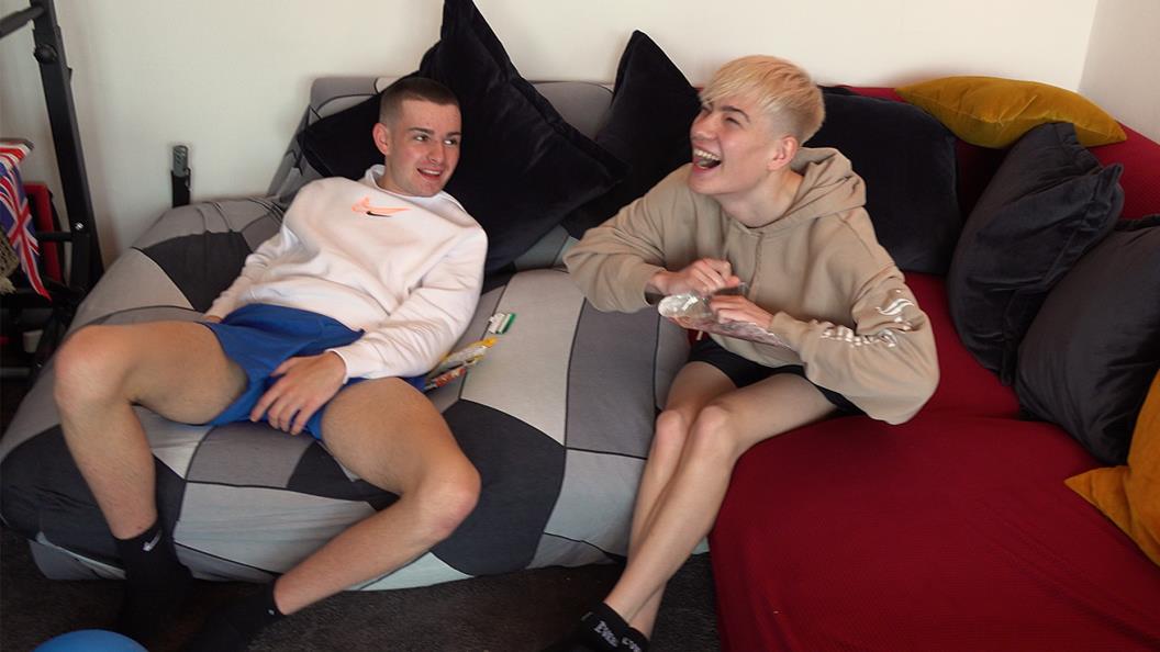 HYB BigDickReallifeEscortTwinkFucksStunning19yrBritishTrent AlexisScott TrentBenz