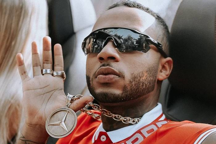 Singer Orochi being sucked by content creator Maria Avila